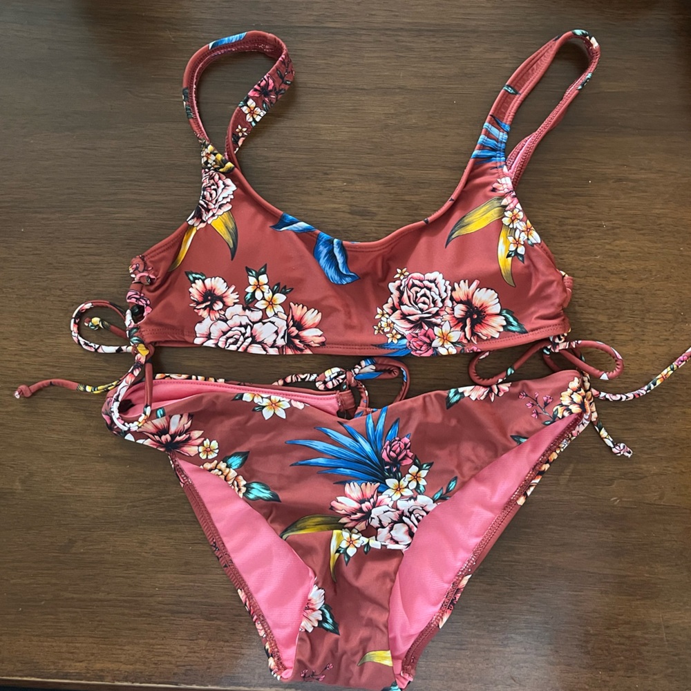 2-piece bikini set new without tags - size M (7-9)